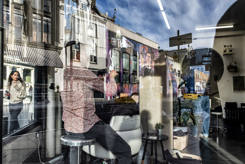 STRAATFOTOGRAFIE  De vrijheid van kijken, luisteren, voelen en slenteren.  Mijn plezier zit in het vastleggen van ‘gewone’ momenten met een verhalend karakter. Soms raadselachtig, grappig of ernstig. Het lijkt de waarheid maar is het niet. Het is de interpretatie van jou (en mij) van een moment van de werkelijkheid.